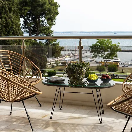 Champagne Sea View By Binobi!